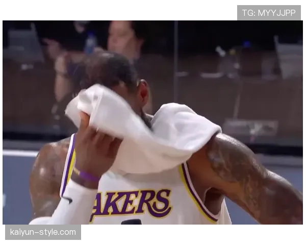 特写：最后2.1秒，现场两万名观众屏息凝视执行罚球的菜鸟球员